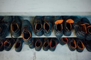 Sicherheitsschuh-Klassen S1, S1P, S2, S3, S4 und S5 im Vergleich mit ihren Schutzmerkmalen.