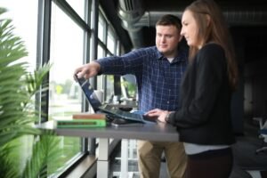 Höhenverstellbarer Schreibtisch 160x80 cm für ergonomisches Arbeiten
