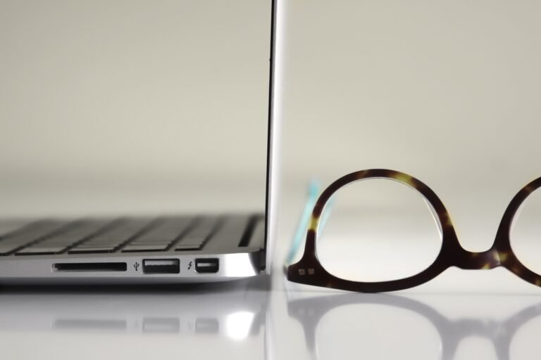 Bildschirmarbeitsplatz mit Computer, Brille und ergonomischer Büroausstattung