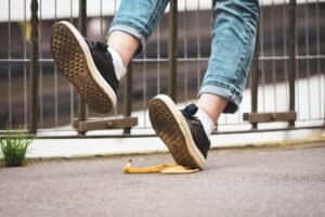 Mitarbeiter in einem Arbeitsbereich mit Stolper- und Rutschgefahr.