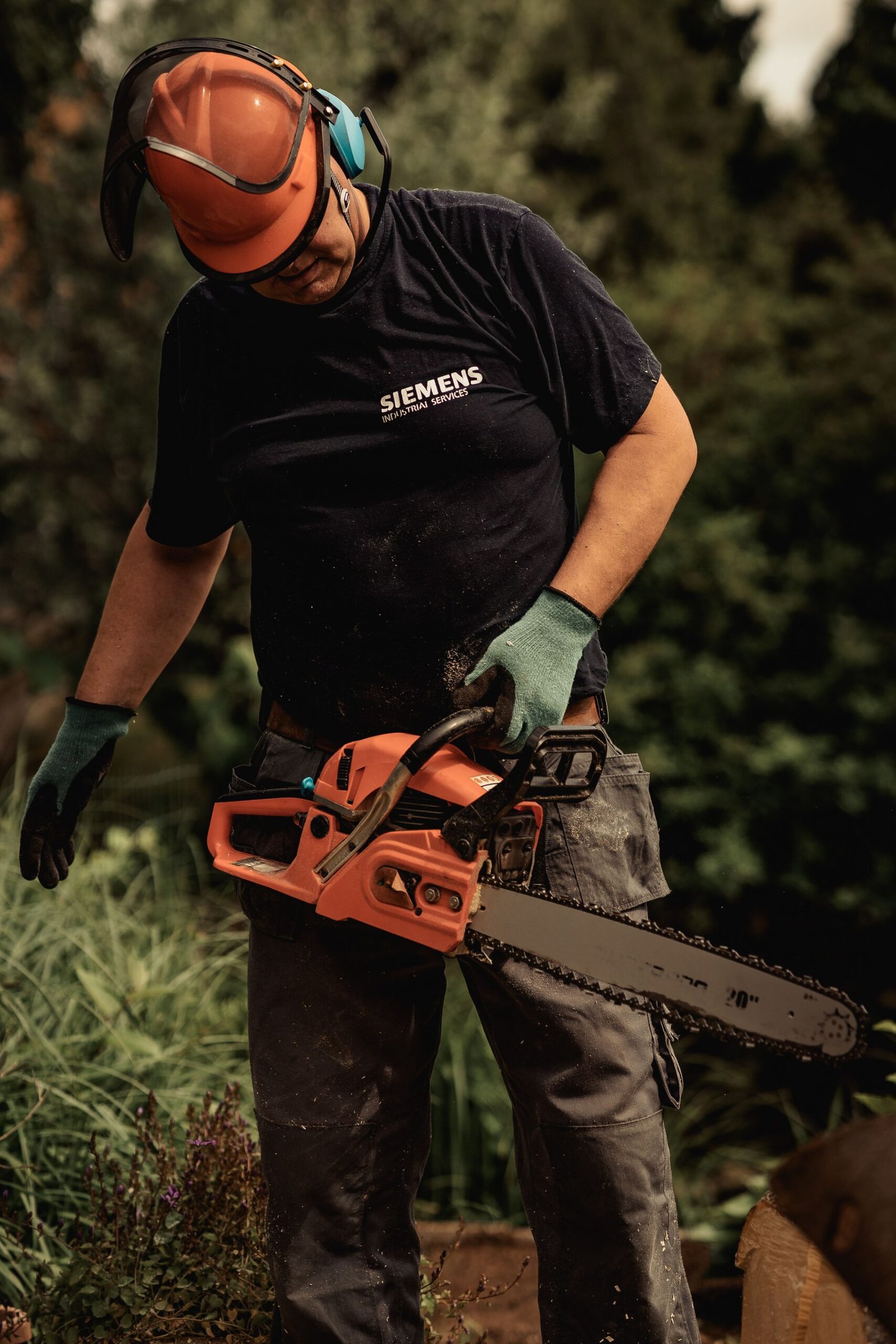 Arbeit mit Werkzeugen und Schutzhandschuhen als Beispiel für Schnittschutz im Handwerk
