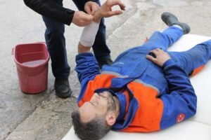 Mitarbeiter mit Schutzausrüstung zur Vermeidung von Arbeitsunfällen im Betrieb.
