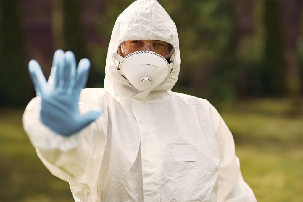 Abgenutzte persönliche Schutzausrüstung mit Sicherheitsschuhen, Schutzhandschuhen und Atemschutzmaske, die ersetzt werden muss.