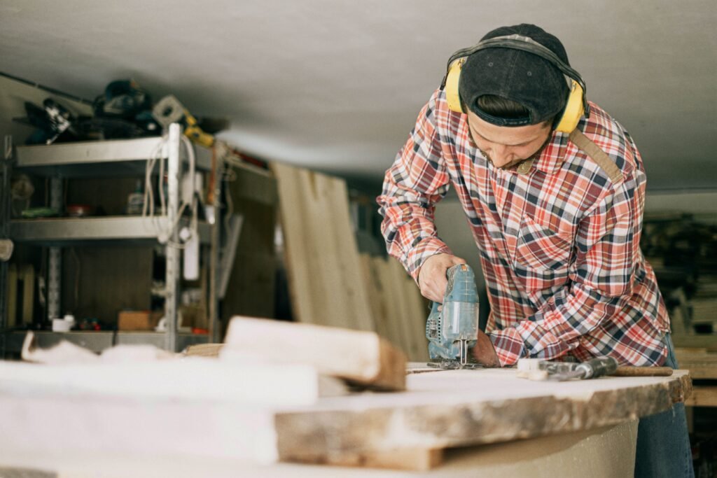 Gehörschutz im Vergleich mit SNR-Wert, Kapselgehörschutz und Ohrstöpseln für den Schutz vor Lärm am Arbeitsplatz.