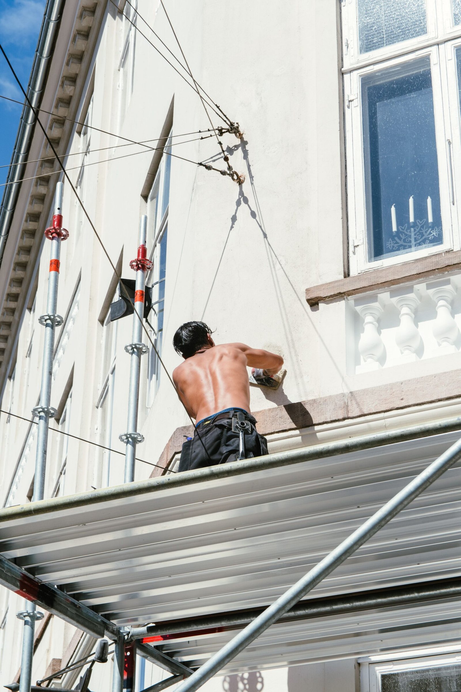 Arbeiter mit UV-Schutzkleidung auf einer Baustelle