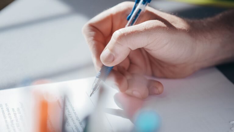 Ergonomisch eingerichteter Arbeitsplatz mit Bürostuhl, Schreibtisch und Bildschirm für einen Ergonomie-Test