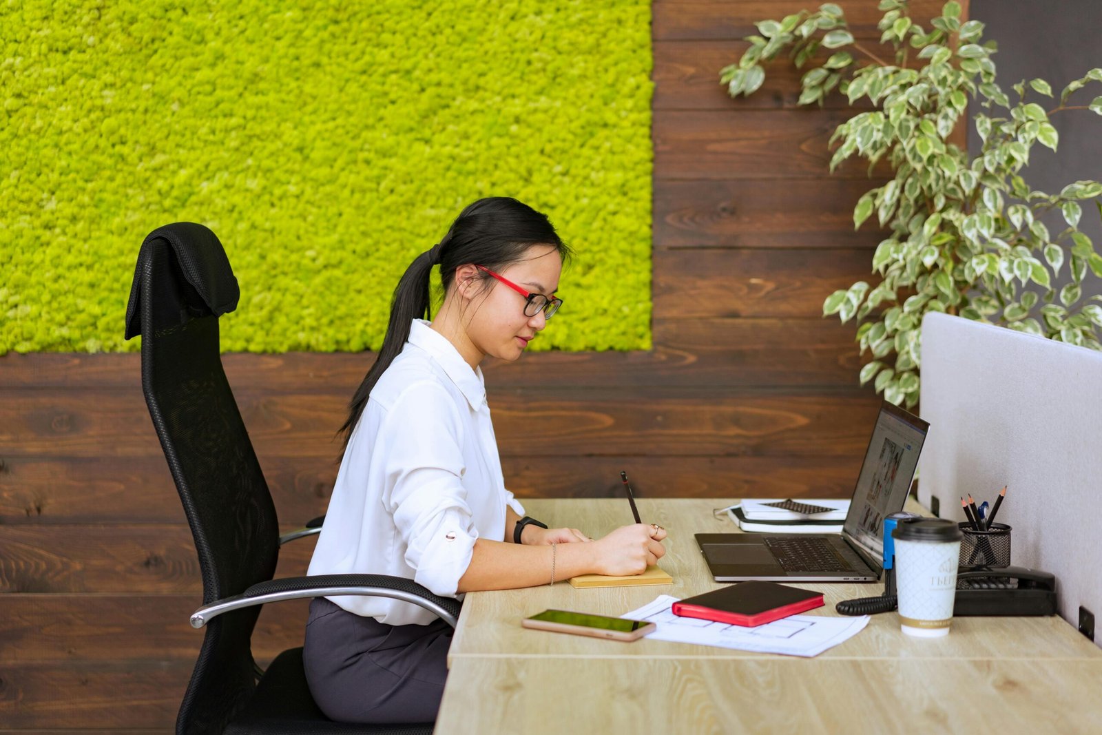 Ergonomischer Arbeitsplatz mit Bürostuhl und Schreibtisch