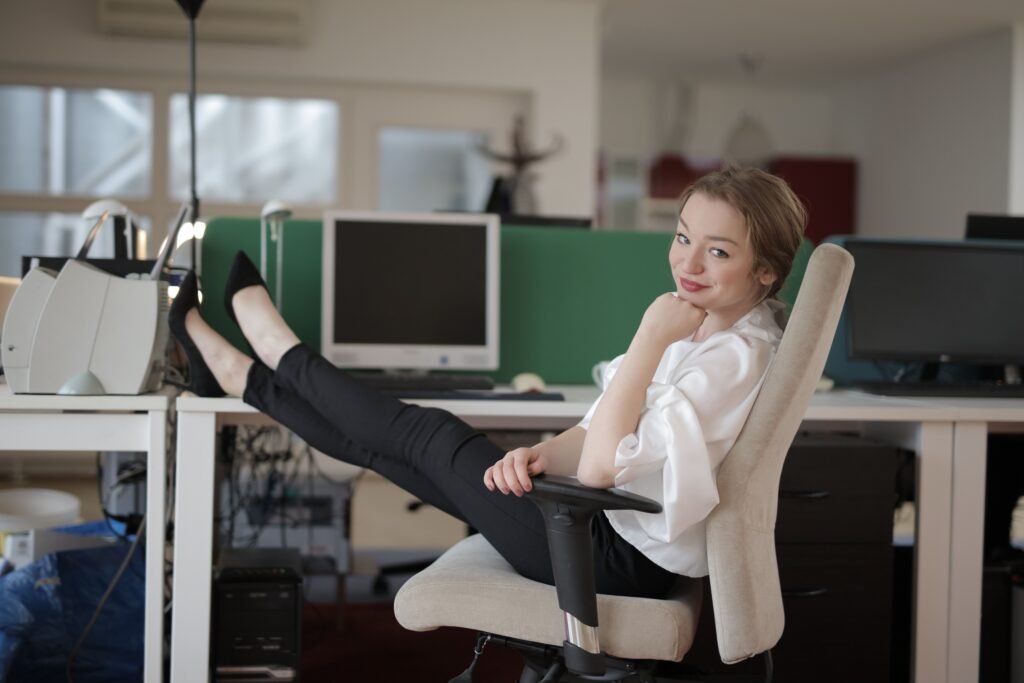 Ergonomischer Bürostuhl mit verstellbarer Rückenlehne und Armlehnen am Schreibtisch