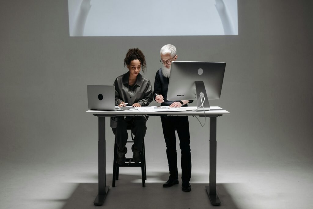 Höhenverstellbarer Schreibtisch in einem modernen Büro für ergonomisches Arbeiten im Sitzen und Stehen.