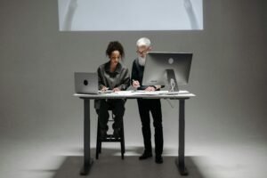 Höhenverstellbarer Schreibtisch in einem modernen Büro für ergonomisches Arbeiten im Sitzen und Stehen.