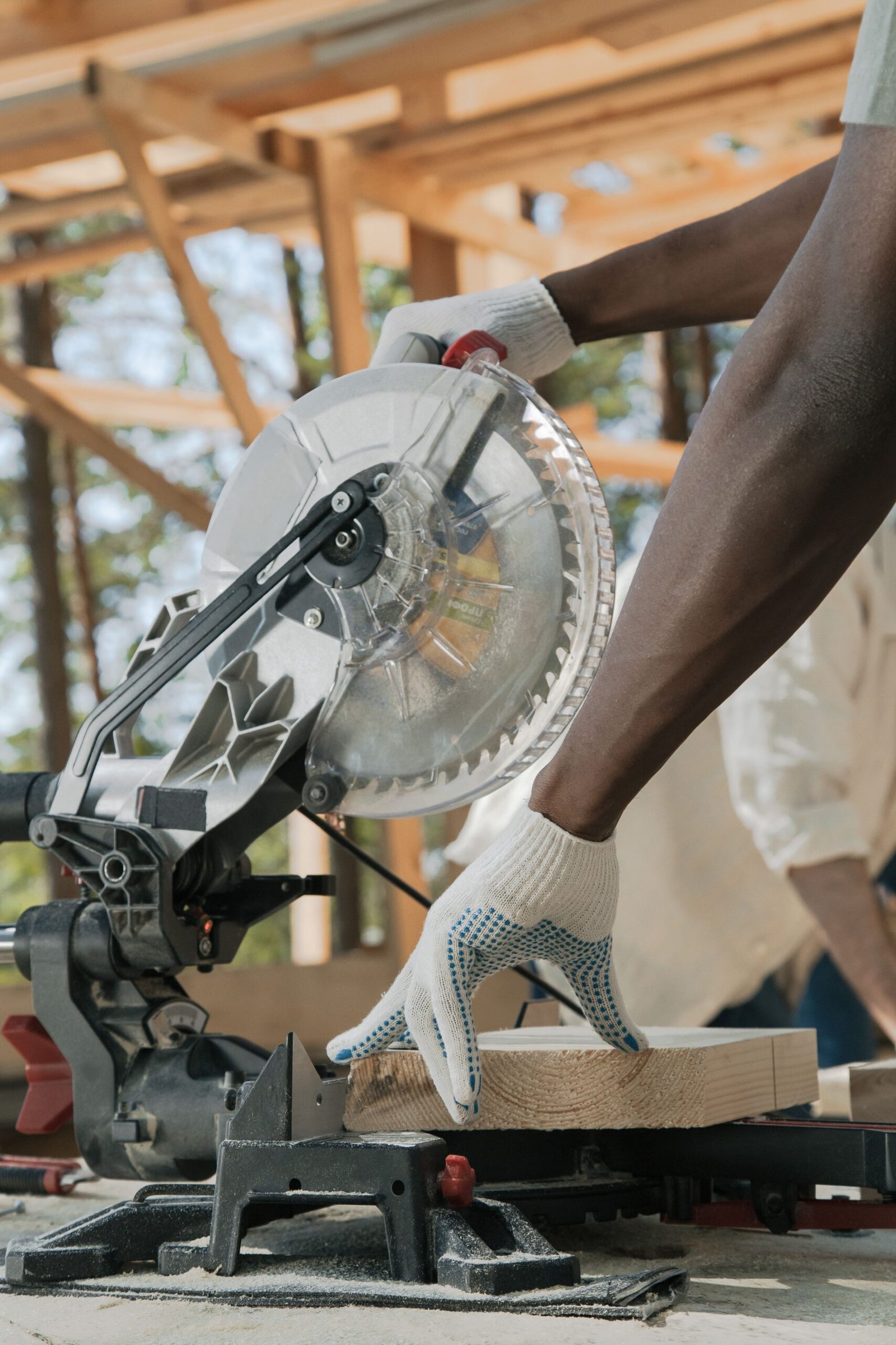 Schutzhandschuhe werden für Arbeit und Pflege vorbereitet