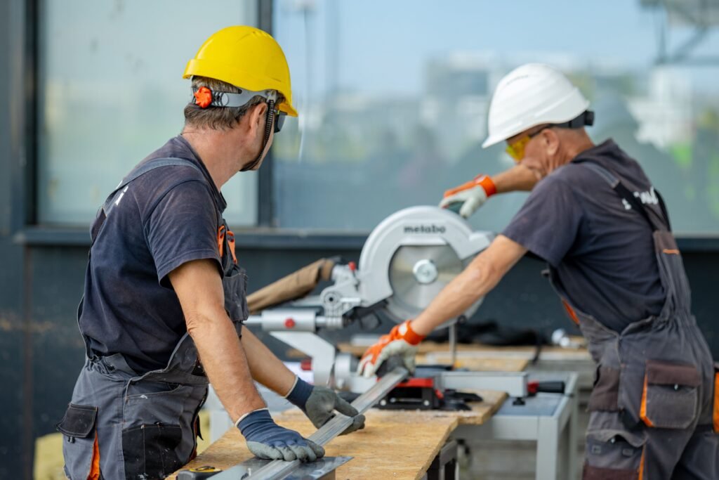 Facharbeiter mit Schnittschutzhandschuhen bei Arbeiten mit scharfem Werkzeug – Schutzklassen und Materialien erklärt.