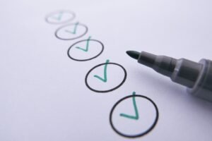 Modern eingerichteter ergonomischer Arbeitsplatz mit höhenverstellbarem Schreibtisch, ergonomischem Bürostuhl, korrekt positioniertem Bildschirm sowie Tastatur und Maus im Büro oder Homeoffice.