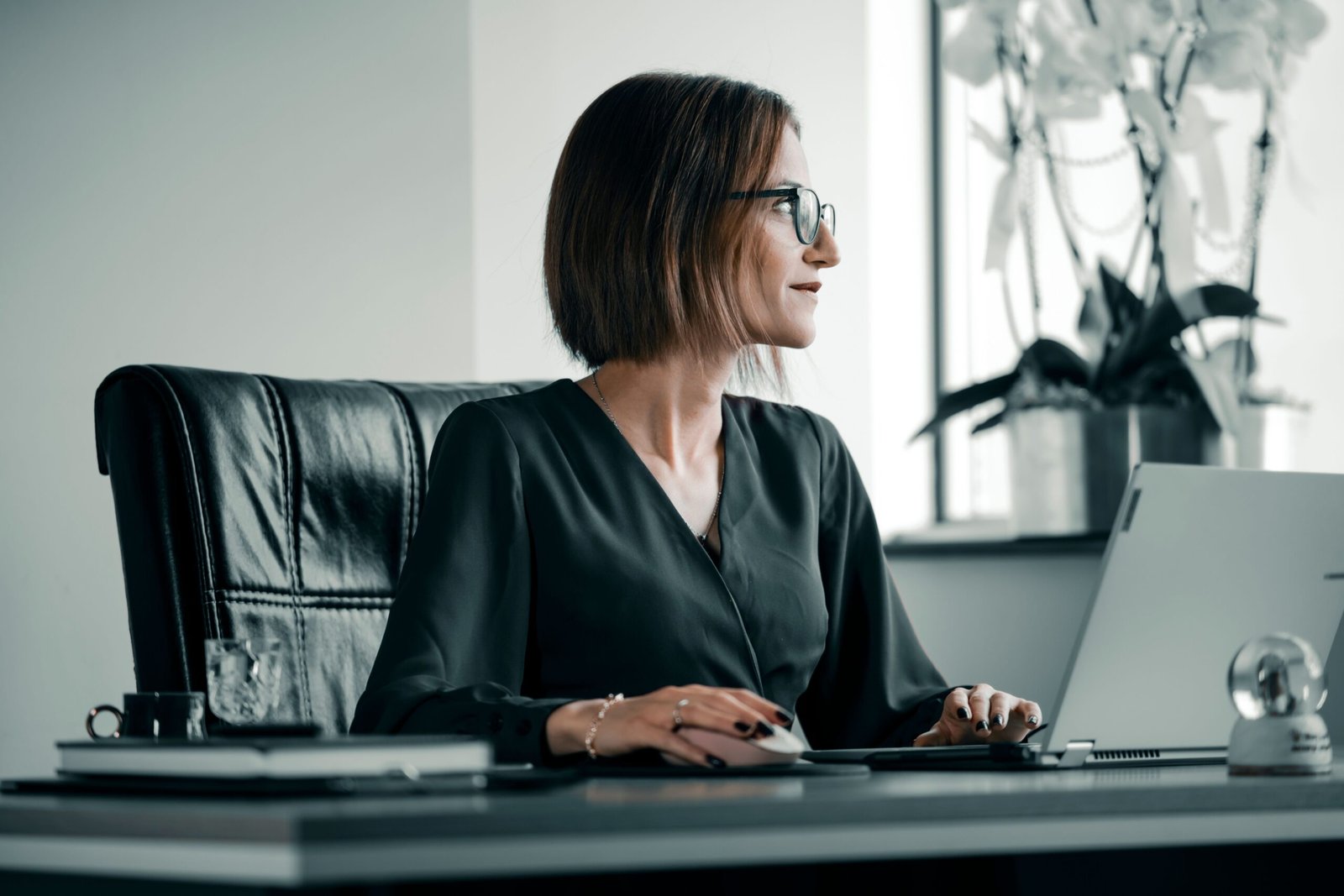 Bildschirmarbeit am Arbeitsplatz mit Brille