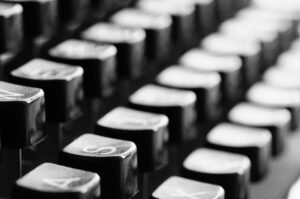 Tastatur auf einem Schreibtisch für Büroarbeit und Homeoffice