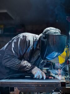 Moderner Schweißerhelm bei Schweißarbeiten