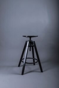 Ergonomischer Holzhocker als Stehhilfe für Büro und Homeoffice