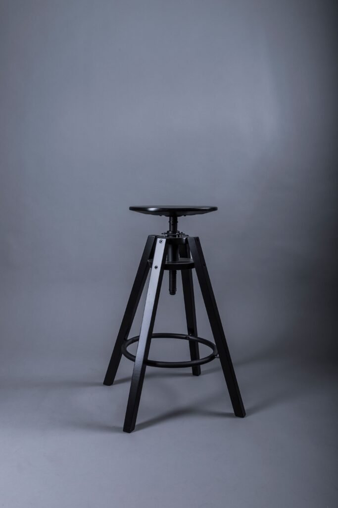 Ergonomischer Holzhocker als Stehhilfe für Büro und Homeoffice