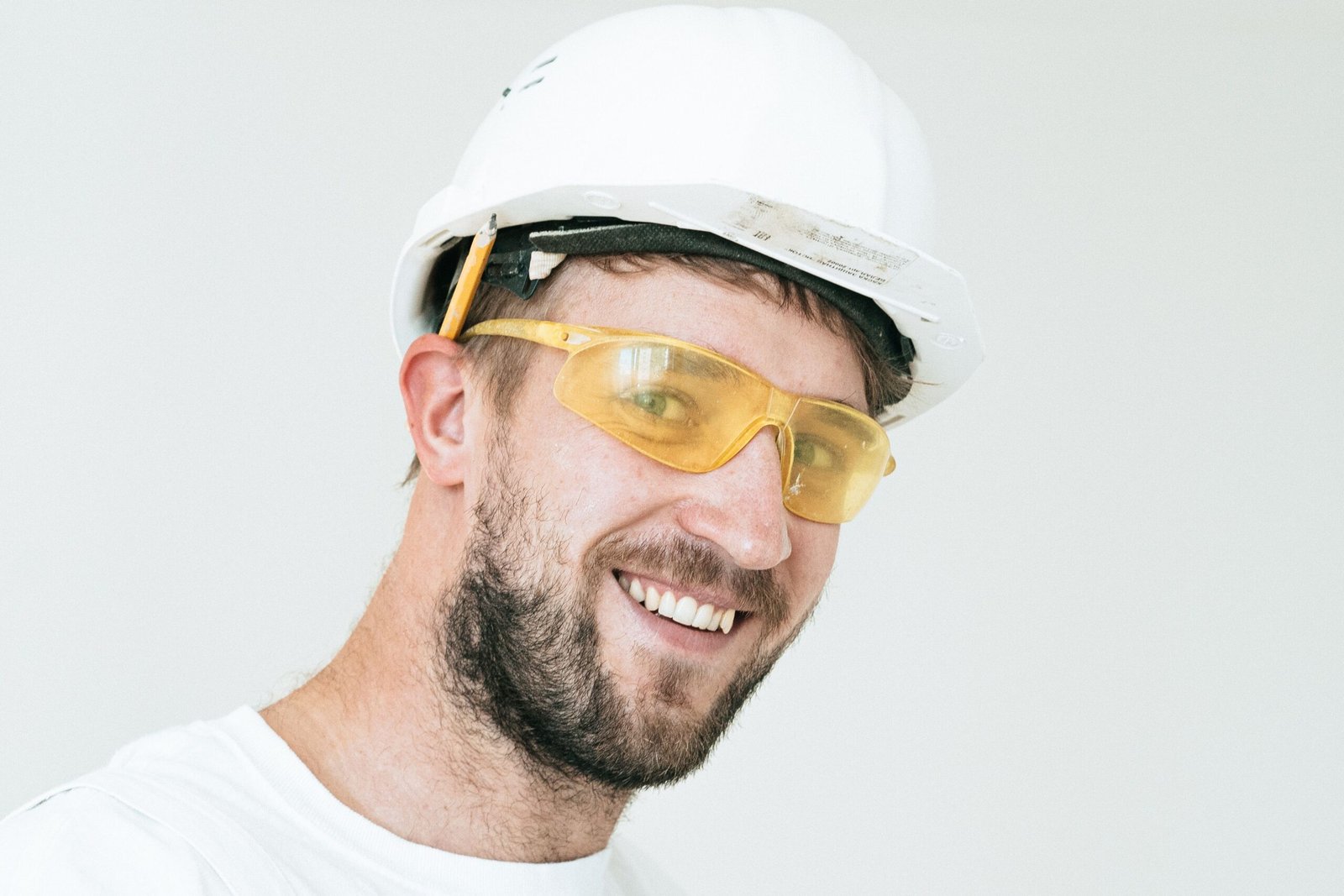 Schutzbrille und PSA bei Sommerhitze Arbeitsschutz bei Sommerhitze mit Schutzbrille und PSA