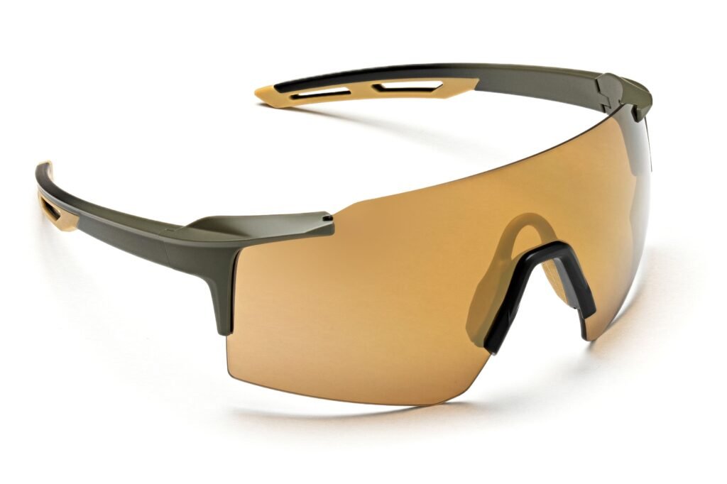 Getönte Schutzbrille mit dunklen Gläsern auf weißer Fläche für UV-Schutz bei der Arbeit.