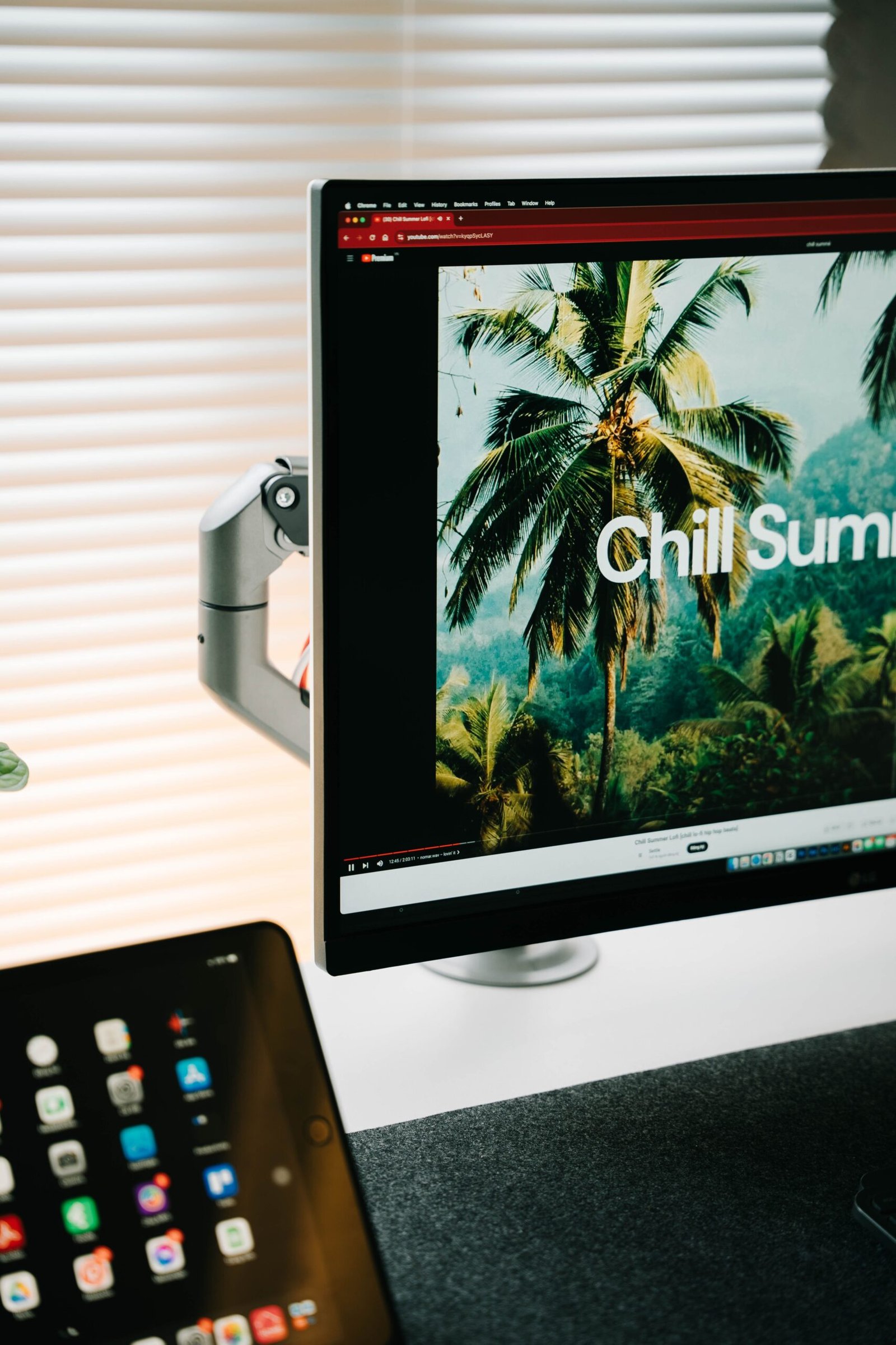 Ergonomischer Arbeitsplatz mit Monitor und Schreibtisch