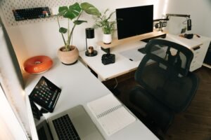Moderner Bürostuhl mit Netzrücken an einem Arbeitsplatz im Büro.