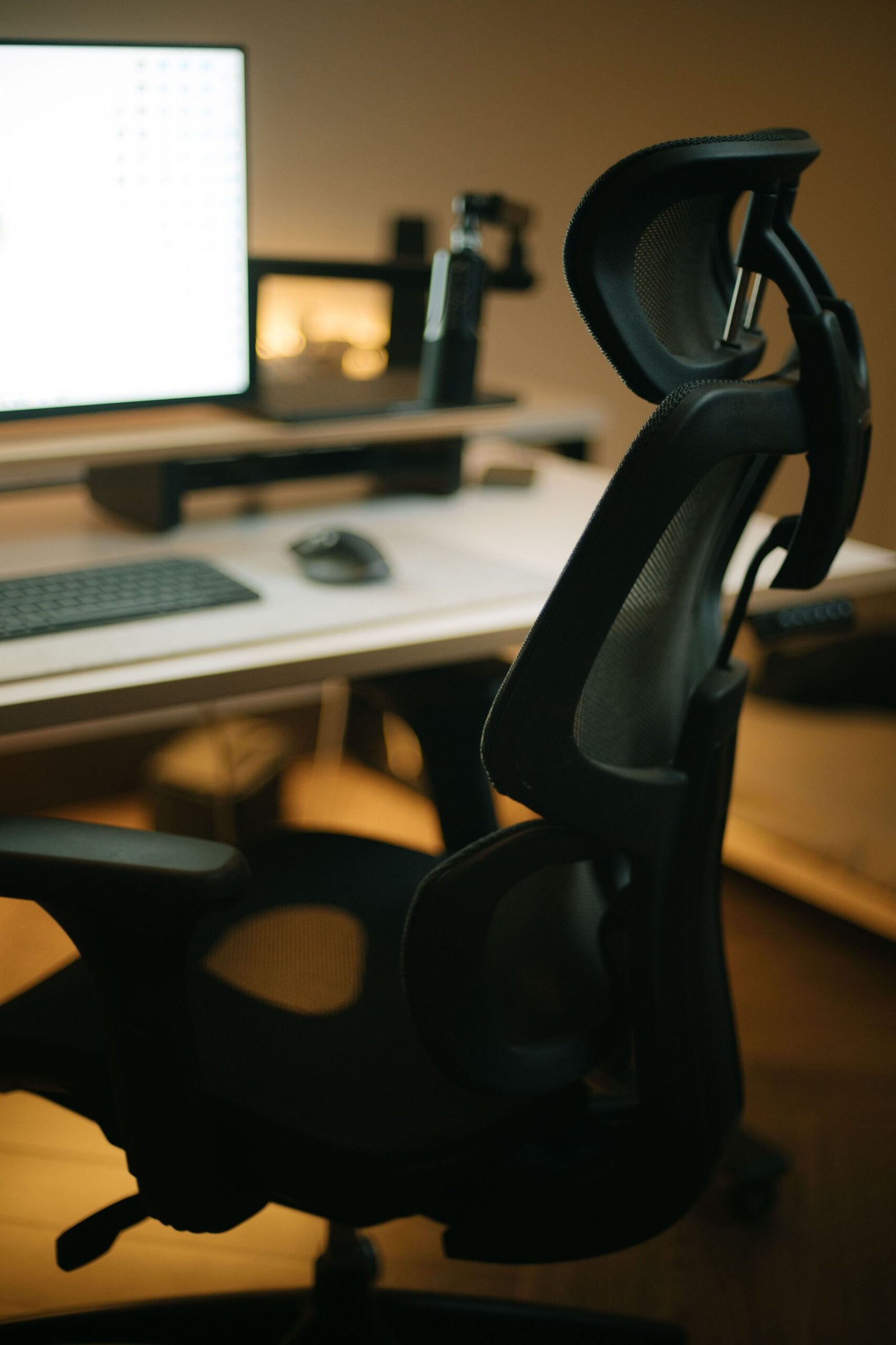Moderner Arbeitsplatz mit Bürostuhl und hellem Bürodesign
