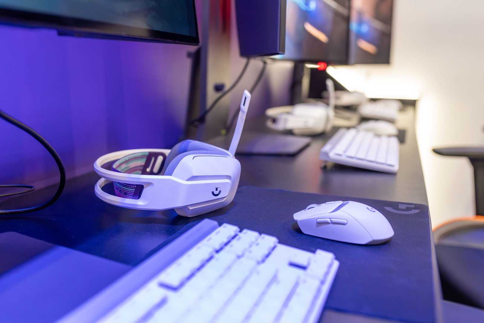 Moderner ergonomischer Computerarbeitsplatz mit Bildschirm