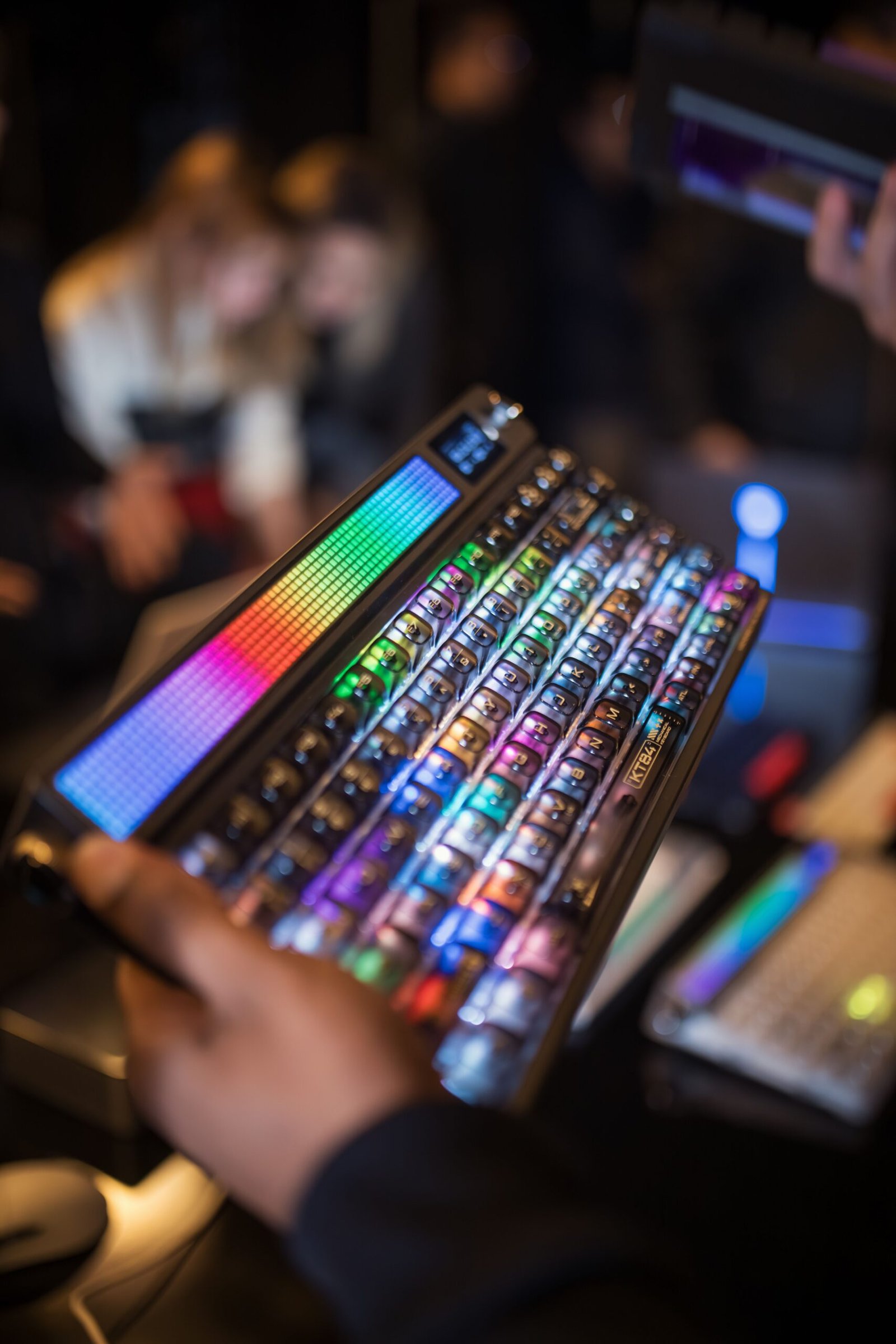 Tastatur und Arbeitsplatz im modernen Büro