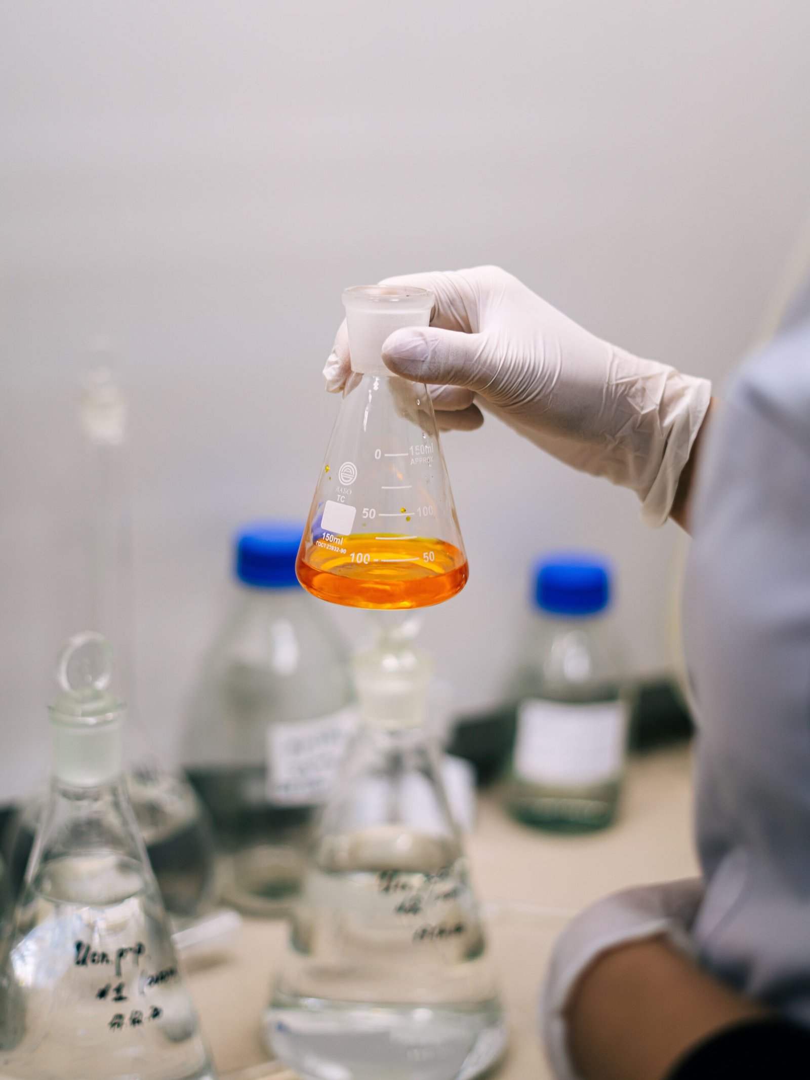 Chemikalienschutzhandschuhe im Einsatz