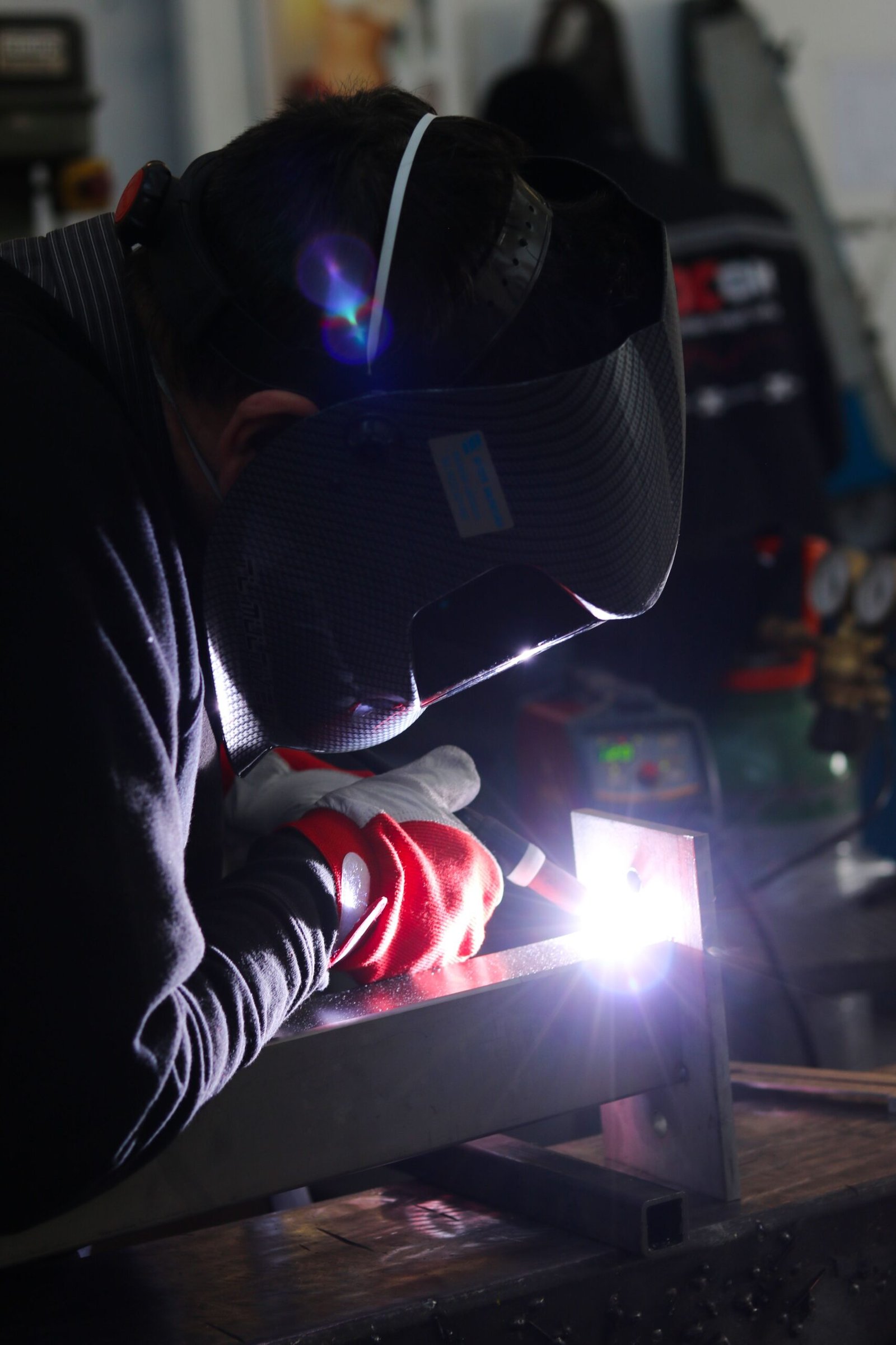 Schweißer trägt modernen Automatik-Schweißerhelm beim Schweißen