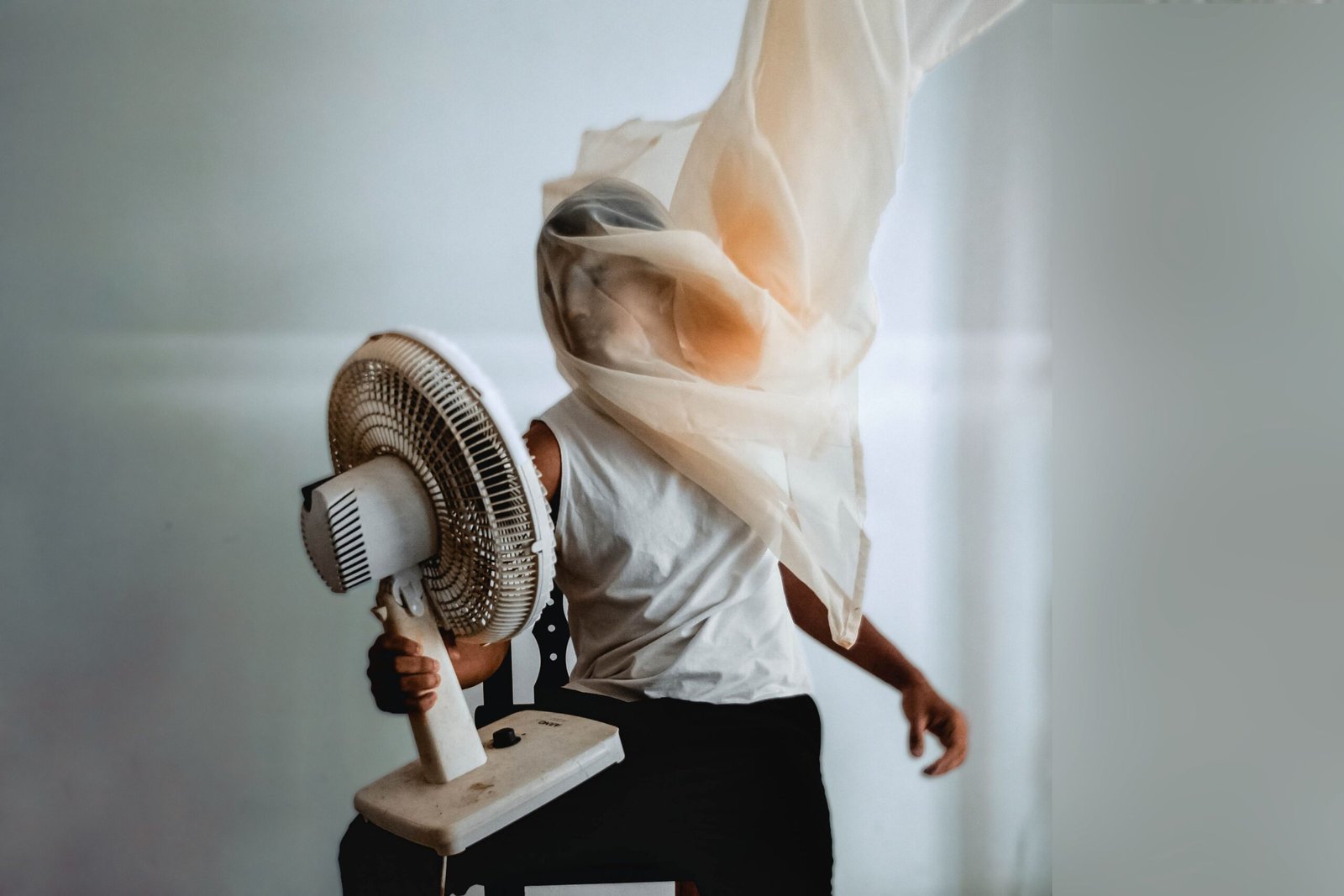 Beschäftigte im Büro bei warmen Temperaturen am Arbeitsplatz