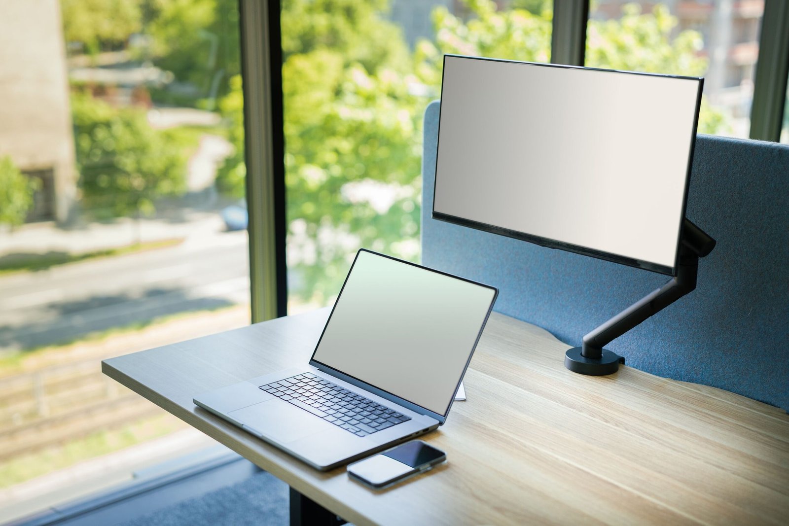 Moderner Arbeitsplatz mit Monitorarm im Büro