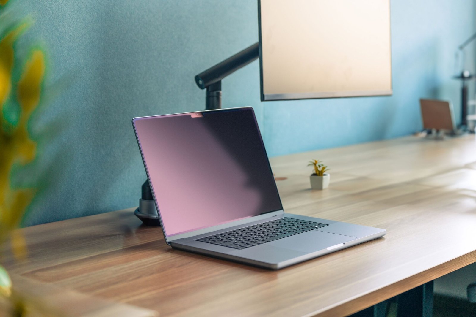 Schreibtisch Setup mit Monitor und ergonomischem Arbeitsplatz