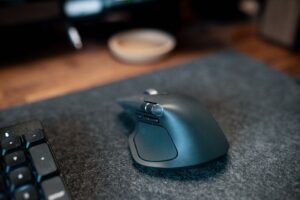Ergonomische Maus auf einem Schreibtisch