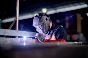 Moderner Schweißhelm bei professionellen Schweißarbeiten