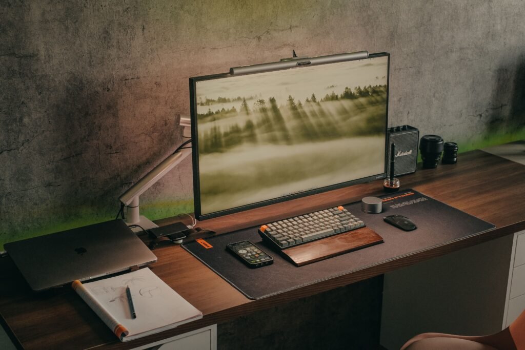 Monitor an verstellbarem Monitorarm auf einem ergonomischen Schreibtisch