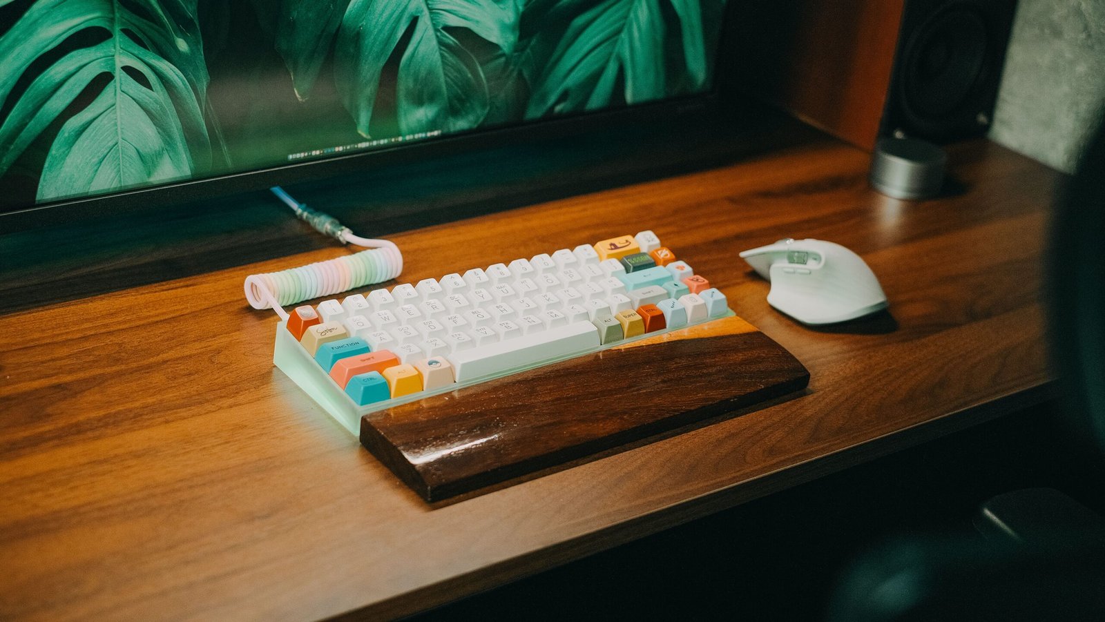 Tastatur auf modernem Schreibtisch im Büro