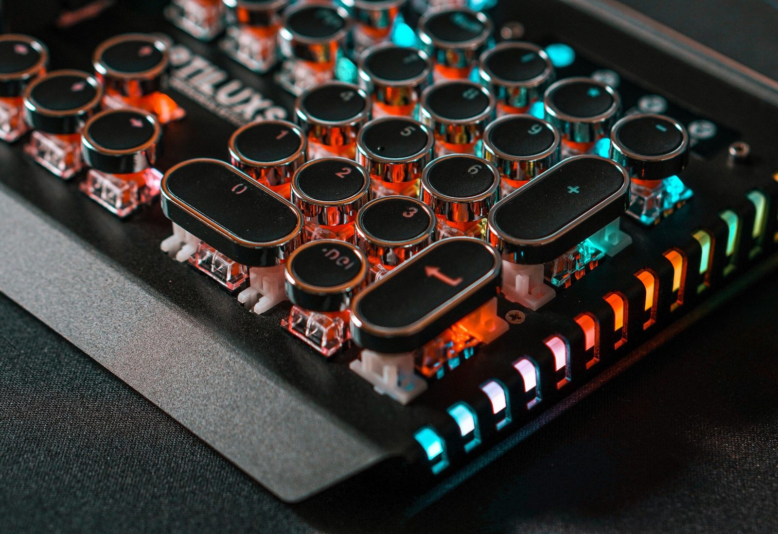Ergonomische Tastatur auf modernem Schreibtisch